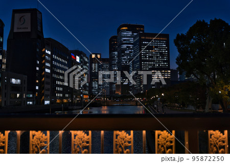 大阪淀屋橋から中之島の夜景 95872250