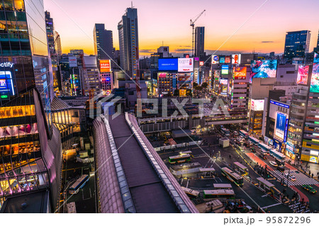 日本の東京都市景観 ハロ本番。3年ぶり自粛要請なしの渋谷ハロウィン“狂騒曲”＝31日 95872296