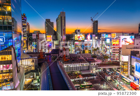 日本の東京都市景観 ハロ本番。3年ぶり自粛要請なしの渋谷ハロウィン“狂騒曲”＝31日 95872300