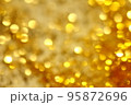 金色に輝く小さなボケの抽象的な背景 95872696