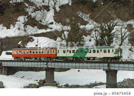 大糸線　根知ー小滝　キハ52-125（大糸線色）+キハ52-115（一般色） 95873458
