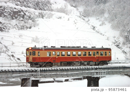 大糸線　小滝ー根知　キハ52-115（一般色） 95873461