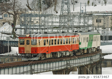 大糸線　小滝ー根知　キハ52-115（一般色）+キハ52-125（大糸線色） 95873467