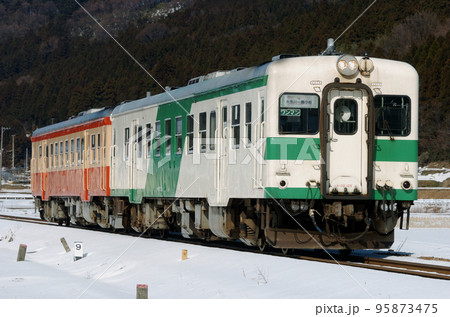 大糸線　姫川ー頸城大野　キハ52-125（大糸線色）+キハ52-115（一般色） 95873475