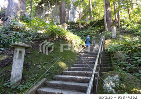 (山形県)秋の山寺(立石寺) 石段を上る女性 (山形県)秋の山寺(立石寺) 石段を上る女性 95874362