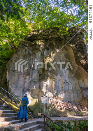(山形県)秋の山寺(立石寺) 石段を上る女性 (山形県)秋の山寺(立石寺) 石段を上る女性 95874363