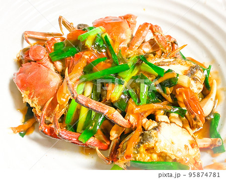 中国家庭料理・姜葱炒河蟹（川蟹の葱生姜炒め） 95874781