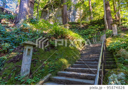 (山形県)秋の山寺(立石寺) 参道の石段 (山形県)秋の山寺(立石寺) 参道の石段 95874826