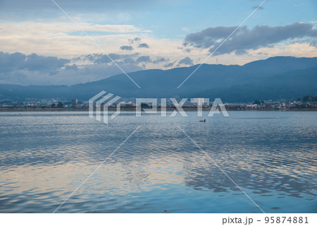 清々しい朝の湖畔 清々しい朝の湖畔 95874881