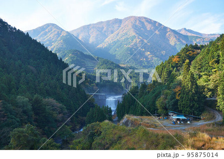 山梨県 大城川砂防ダムと紅葉 山梨県 大城川砂防ダムと紅葉 95875014