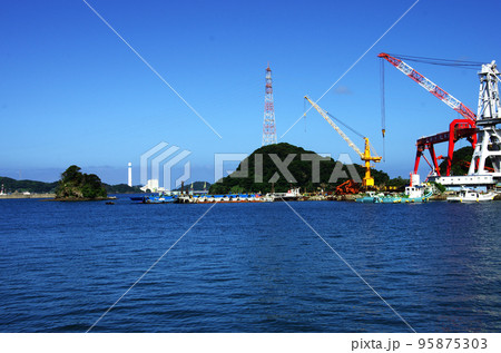 長崎県西海市の瀬戸港の港湾の大型クレーン群 95875303