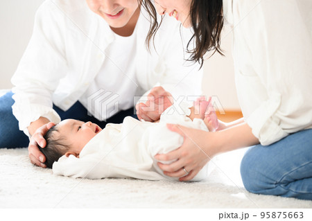 赤ちゃんをあやすアジア系のお母さんとお父さん 赤ちゃんをあやすアジア系のお母さんとお父さん 95875663
