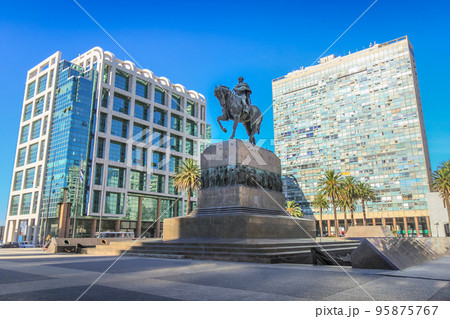 Plaza Independencia, Independence square, in Montevideo, Uruguay, South America Plaza Independencia, Independence square, in Montevideo, Uruguay, South America 95875767