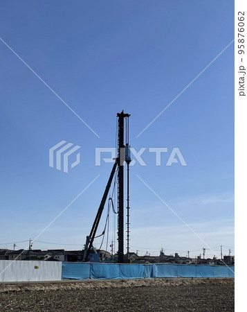 建設現場の杭打ち風景 建設現場の杭打ち風景 95876062