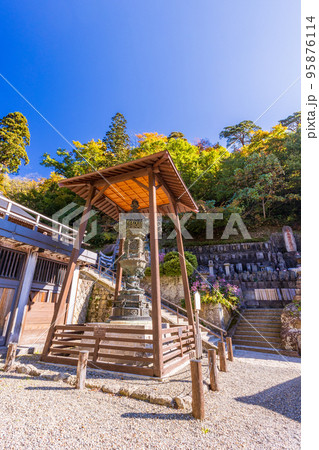 (山形県)秋の山寺(立石寺) 奥の院 金燈籠 (山形県)秋の山寺(立石寺) 奥の院 金燈籠 95876114