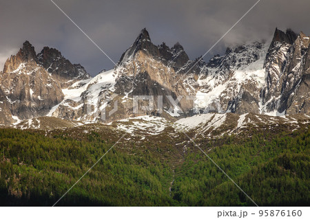 Mont Blanc Massif ice cap in Haute Savoie, Chamonix, French Alps Mont Blanc Massif ice cap in Haute Savoie, Chamonix, French Alps 95876160