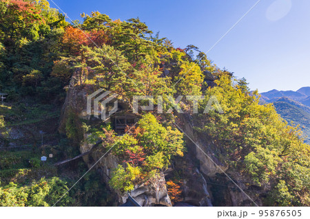 （山形県）秋の宝珠山立石寺（山寺） 95876505