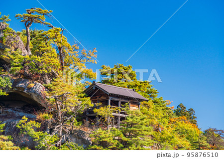 （山形県）秋の宝珠山立石寺（山寺） 95876510