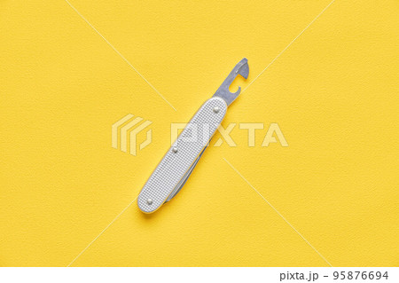 黄色背景の上のマルチツールナイフ 黄色背景の上のマルチツールナイフ 95876694