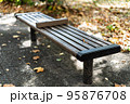 公園のベンチ 95876708