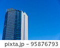 オフィスビルと青空 95876793