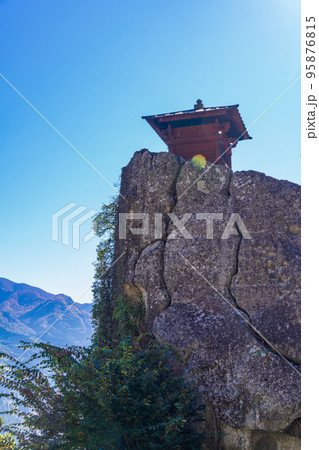 （山形県）秋の宝珠山立石寺（山寺）　納経堂 95876815