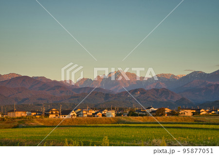 富山県上市町から見る北アルプス　立山連峰　剣岳 95877051