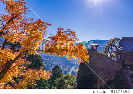 （山形県）秋の宝珠山立石寺（山寺）　崖の上に立つ開山堂と納経堂 95877160