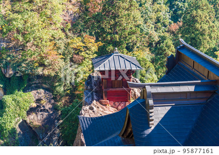 （山形県）秋の宝珠山立石寺（山寺）　崖の上に立つ開山堂と納経堂 95877161