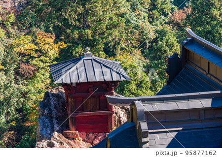 （山形県）秋の宝珠山立石寺（山寺）　崖の上に立つ開山堂と納経堂 95877162
