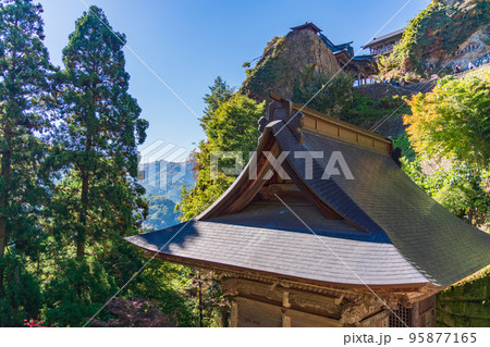 （山形県）秋の宝珠山立石寺（山寺）　崖の上に立つ開山堂と納経堂 95877165