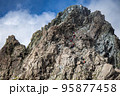 槍ヶ岳を登る登山者 95877458