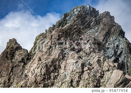 槍ヶ岳を登る登山者 槍ヶ岳を登る登山者 95877458