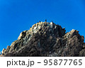 山頂の登山者 95877765