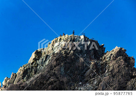 山頂の登山者 山頂の登山者 95877765