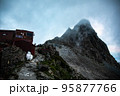 山頂から雲湧く槍ヶ岳 95877766