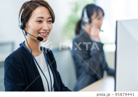 コールセンターで勤務する女性。 コールセンターで勤務する女性。 95879441