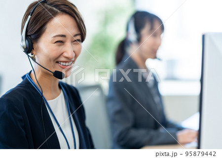 コールセンターで勤務する女性。 コールセンターで勤務する女性。 95879442