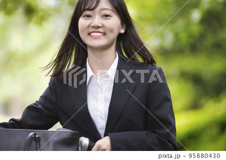 リクルートスーツで自転車を引く若い女性 リクルートスーツで自転車を引く若い女性 95880430