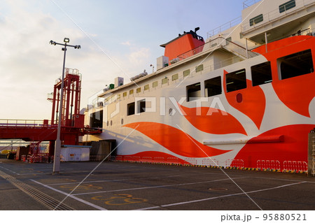 神戸港（六甲アイランドフェリーターミナル）に停泊中のさんふらわあ ごーるど 95880521
