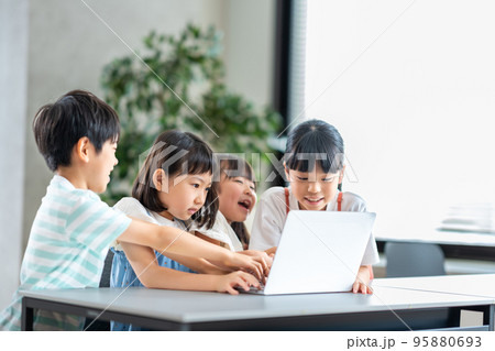 ノートPCで学習をする小学生。 95880693