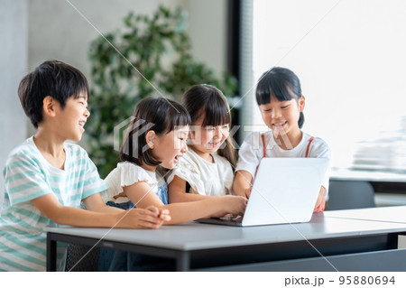 ノートPCで学習をする小学生。 95880694
