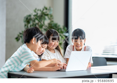 ノートPCで学習をする小学生。 95880695