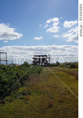 秋の青空と奈良平城宮朱雀門と線路のある風景 秋の青空と奈良平城宮朱雀門と線路のある風景 95880869