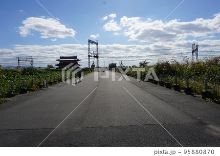 秋の青空と奈良平城宮朱雀門と線路のある風景 秋の青空と奈良平城宮朱雀門と線路のある風景 95880870