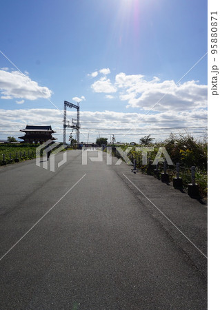 秋の青空と奈良平城宮朱雀門と線路のある風景 秋の青空と奈良平城宮朱雀門と線路のある風景 95880871