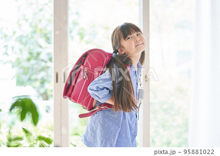 家でランドセルを背負う女の子 家でランドセルを背負う女の子 95881022