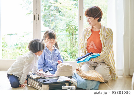 旅行の準備をする母親と子供たち 95881086