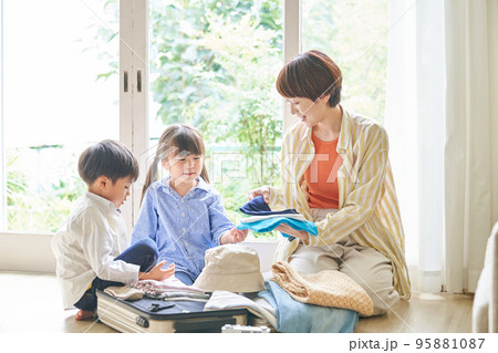 旅行の準備をする母親と子供たち 95881087