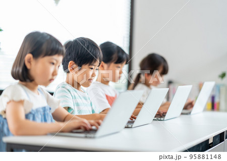 ノートPCで学習をする小学生。 95881148